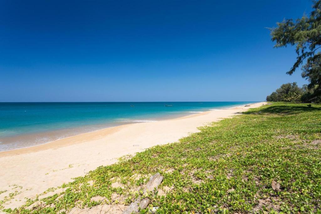 앳 나이트 에어포트 리조트 호텔 Nai Yang Beach 외부 사진